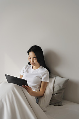 포토 JPG 우먼라이프 여자 베개 실내 한명 미소 들기 앉기 상반신 20대 성인 옆모습 태블릿 이불 한국인 침대 싱글라이프 성인여자한명만 국내포토 1 라이프스타일 뷰포인트 가구 침구 모션 표정 사람 동양인 청년 내부 전자제품 스마트기기 여자한명만 성인여자만 파일형식