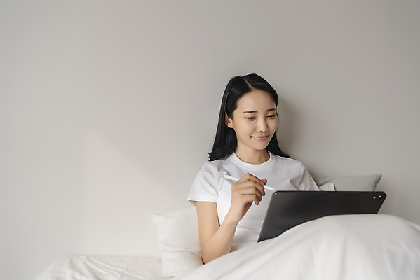 포토 JPG 우먼라이프 여자 베개 실내 한명 미소 들기 앉기 상반신 20대 성인 앞모습 태블릿 기댐 이불 한국인 침대 싱글라이프 성인여자한명만 태블릿펜 국내포토 1 라이프스타일 뷰포인트 가구 침구 모션 표정 사람 동양인 청년 내부 전자제품 스마트기기 펜 여자한명만 성인여자만 파일형식