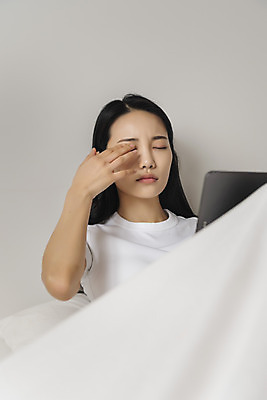 포토 JPG 우먼라이프 여자 실내 한명 앉기 상반신 20대 성인 앞모습 태블릿 눈감음 이불 한국인 눈가림 싱글라이프 성인여자한명만 국내포토 1 라이프스타일 뷰포인트 침구 모션 사람 동양인 청년 내부 전자제품 스마트기기 가림 여자한명만 성인여자만 파일형식