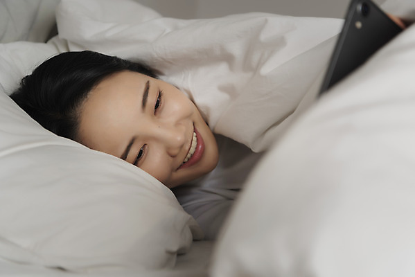 포토 JPG 우먼라이프 여자 베개 실내 한명 미소 상반신 20대 성인 앞모습 태블릿 눕기 이불 한국인 침대 싱글라이프 성인여자한명만 국내포토 1 라이프스타일 뷰포인트 가구 침구 모션 표정 사람 동양인 청년 내부 전자제품 스마트기기 여자한명만 성인여자만 파일형식