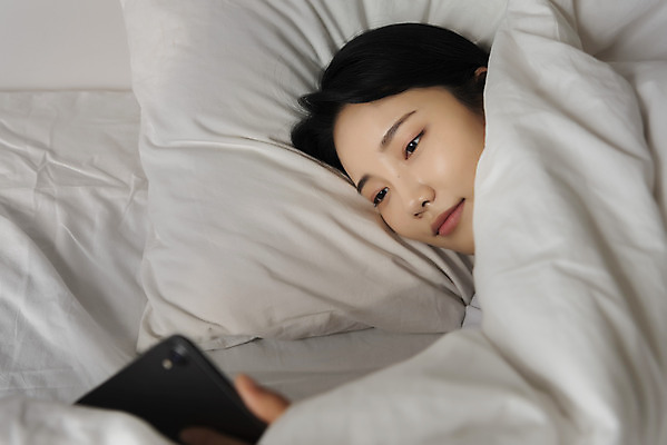 포토 JPG 우먼라이프 응시 여자 얼굴 베개 실내 한명 들기 상반신 20대 성인 옆모습 태블릿 이불 한국인 침대 싱글라이프 성인여자한명만 국내포토 1 라이프스타일 시선 뷰포인트 가구 침구 모션 사람 동양인 청년 내부 신체부위 전자제품 스마트기기 여자한명만 성인여자만 파일형식 생활용품 인종 생활 여자만 성인만 오브젝트