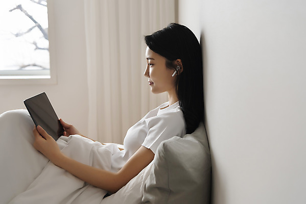 포토 JPG 우먼라이프 여자 베개 실내 한명 들기 앉기 상반신 20대 성인 옆모습 태블릿 기댐 이불 한국인 침대 무선이어폰 싱글라이프 성인여자한명만 국내포토 1 라이프스타일 뷰포인트 이어폰 가구 침구 모션 사람 동양인 청년 내부 전자제품 스마트기기 여자한명만 성인여자만 파일형식