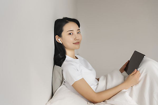 포토 JPG 우먼라이프 응시 여자 실내 한명 들기 앉기 상반신 20대 성인 옆모습 태블릿 기댐 이불 한국인 침대 무선이어폰 싱글라이프 성인여자한명만 국내포토 1 라이프스타일 시선 뷰포인트 이어폰 가구 침구 모션 사람 동양인 청년 내부 전자제품 스마트기기 여자한명만 성인여자만 파일형식