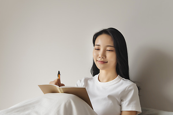 포토 JPG 우먼라이프 여자 실내 한명 미소 앉기 상반신 20대 성인 앞모습 펜 공책 한국인 침대 기록 싱글라이프 성인여자한명만 국내포토 1 라이프스타일 뷰포인트 가구 모션 문구용품 표정 사람 동양인 청년 내부 필기구 여자한명만 성인여자만 파일형식