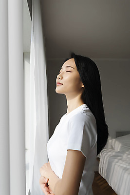 포토 JPG 우먼라이프 여자 실내 한명 서기 상반신 20대 성인 옆모습 눈감음 한국인 커튼 창가 싱글라이프 성인여자한명만 국내포토 1 라이프스타일 뷰포인트 창문 모션 사람 동양인 청년 내부 여자한명만 성인여자만 파일형식 인종 생활 여자만 성인만