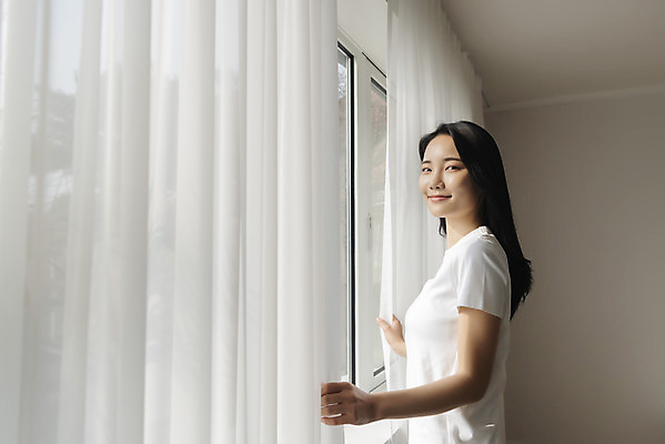 포토 JPG 우먼라이프 응시 여자 실내 한명 서기 미소 상반신 20대 성인 옆모습 한국인 잡기 커튼 창가 싱글라이프 성인여자한명만 국내포토 1 라이프스타일 시선 뷰포인트 창문 모션 표정 사람 동양인 청년 내부 여자한명만 성인여자만 파일형식