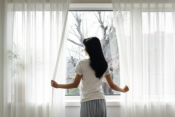 포토 1 라이프스타일 뷰포인트 창문 모션 사람 동양인 청년 내부 여자한명만 성인여자만 파일형식 서기 창가 잡기 뒷모습 우먼라이프 한국인 여자 커튼 실내 싱글라이프 한명 20대 JPG 성인여자한명만 성인 상반신 국내포토