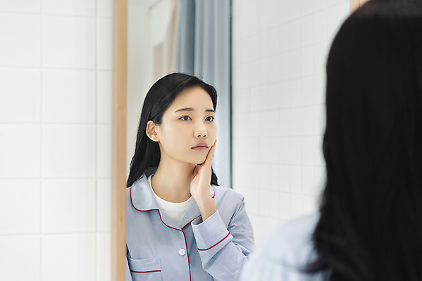 포토 JPG 우먼라이프 응시 여자 실내 한명 서기 손짓 상반신 20대 성인 앞모습 아웃포커스 반사 거울 잠옷 한국인 싱글라이프 성인여자한명만 국내포토 1 라이프스타일 시선 옷 뷰포인트 모션 촬영기법 사람 동양인 청년 내부 여자한명만 성인여자만 파일형식