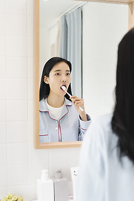 포토 JPG 우먼라이프 여자 실내 입벌림 한명 들기 상반신 20대 성인 앞모습 반사 거울 잠옷 한국인 양치 칫솔 소프트포커스 화장실 싱글라이프 성인여자한명만 국내포토 1 라이프스타일 옷 뷰포인트 모션 촬영기법 표정 사람 동양인 청년 내부 위생용품 청결 여자한명만 성인여자만 파일형식