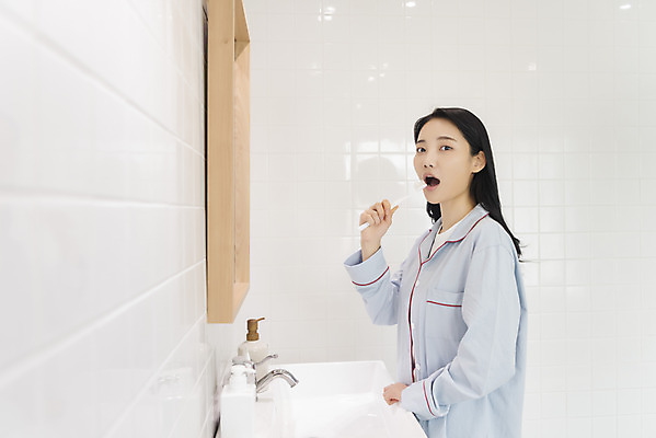 포토 JPG 우먼라이프 응시 여자 실내 입벌림 한명 서기 들기 상반신 20대 성인 옆모습 거울 잠옷 한국인 양치 칫솔 세면대 화장실 싱글라이프 성인여자한명만 국내포토 1 라이프스타일 시선 옷 뷰포인트 모션 표정 사람 동양인 청년 내부 위생용품 청결 여자한명만 성인여자만 파일형식 생활용품 인종 생활 위생 여자만 성인만 오브젝트