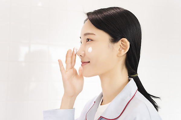 포토 JPG 우먼라이프 여자 실내 한명 미소 상반신 20대 성인 옆모습 잠옷 한국인 크림 피부관리 바르기 스킨케어 싱글라이프 성인여자한명만 국내포토 1 라이프스타일 옷 뷰포인트 모션 표정 사람 동양인 청년 내부 뷰티 여자한명만 성인여자만 파일형식