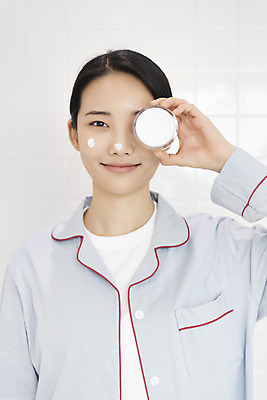 포토 JPG 우먼라이프 응시 여자 실내 한명 서기 미소 들기 상반신 20대 성인 앞모습 화장품 잠옷 한국인 눈가림 피부관리 스킨케어 싱글라이프 성인여자한명만 국내포토 1 라이프스타일 시선 옷 뷰포인트 모션 표정 사람 동양인 청년 내부 뷰티 가림 여자한명만 성인여자만 파일형식