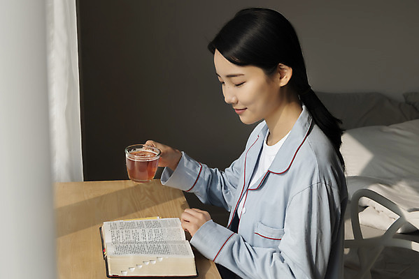 포토 JPG 우먼라이프 여자 실내 한명 미소 들기 앉기 상반신 20대 성인 옆모습 독서 성경 한국인 차 편안함 찻잔 읽기 싱글라이프 성인여자한명만 국내포토 1 라이프스타일 음료 뷰포인트 종교용품 모션 잔 표정 사람 동양인 청년 내부 감각 여자한명만 성인여자만 파일형식