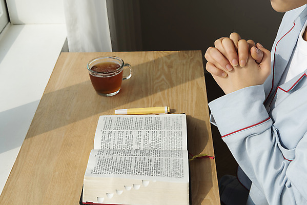포토 JPG 우먼라이프 여자 실내 한명 앉기 상반신 20대 성인 옆모습 펜 성경 한국인 기도 차 편안함 찻잔 깍지 싱글라이프 성인여자한명만 국내포토 1 라이프스타일 음료 뷰포인트 종교용품 모션 잔 사람 동양인 손짓 청년 내부 필기구 감각 여자한명만 성인여자만 파일형식