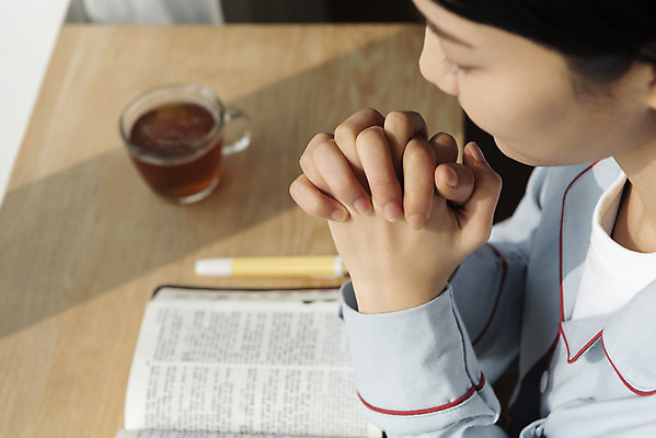 포토 JPG 우먼라이프 여자 실내 한명 앉기 상반신 20대 성인 옆모습 아웃포커스 펜 성경 한국인 기도 차 편안함 찻잔 깍지 싱글라이프 성인여자한명만 국내포토 1 라이프스타일 음료 뷰포인트 종교용품 모션 잔 촬영기법 사람 동양인 손짓 청년 내부 필기구 감각 여자한명만 성인여자만 파일형식