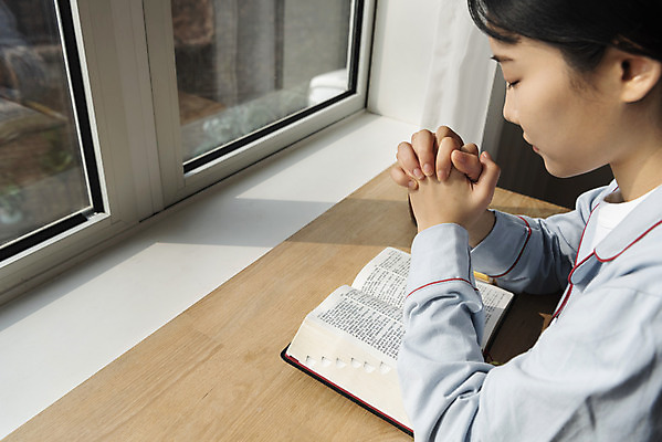 포토 JPG 우먼라이프 여자 실내 한명 앉기 상반신 20대 성인 옆모습 눈감음 성경 한국인 기도 편안함 깍지 창가 싱글라이프 성인여자한명만 국내포토 1 라이프스타일 뷰포인트 종교용품 창문 모션 사람 동양인 손짓 청년 내부 감각 여자한명만 성인여자만 파일형식