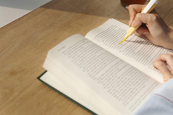 포토 JPG 우먼라이프 손 실내 신체부위 책 잡기 편안함 형광펜 밑줄 선긋기 싱글라이프 국내포토 라이프스타일 모션 사람 내부 펜 감각 파일형식