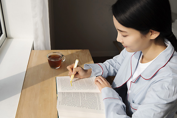 포토 JPG 우먼라이프 여자 실내 한명 앉기 상반신 20대 성인 옆모습 책 한국인 잡기 차 편안함 찻잔 책상 형광펜 선긋기 싱글라이프 성인여자한명만 국내포토 1 라이프스타일 음료 뷰포인트 가구 모션 잔 사람 동양인 청년 내부 펜 감각 여자한명만 성인여자만 파일형식