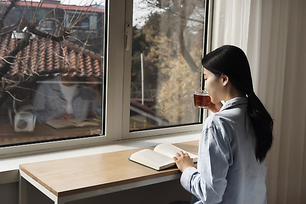 포토 JPG 우먼라이프 여자 실내 한명 들기 앉기 상반신 20대 성인 옆모습 책 한국인 마시기 차 편안함 찻잔 창가 책상 싱글라이프 성인여자한명만 국내포토 1 라이프스타일 음료 뷰포인트 가구 창문 모션 잔 사람 동양인 청년 내부 감각 여자한명만 성인여자만 파일형식
