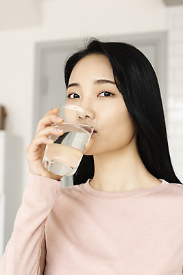 포토 JPG 우먼라이프 응시 여자 실내 한명 들기 상반신 20대 성인 앞모습 물 한국인 물컵 물마시기 싱글라이프 성인여자한명만 국내포토 자연요소 1 라이프스타일 시선 뷰포인트 모션 사람 동양인 청년 내부 컵 마시기 여자한명만 성인여자만 파일형식