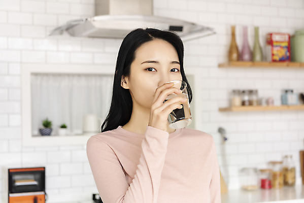 포토 JPG 우먼라이프 응시 여자 실내 한명 들기 상반신 20대 성인 옆모습 아웃포커스 물 한국인 물컵 물마시기 싱글라이프 성인여자한명만 국내포토 자연요소 1 라이프스타일 시선 뷰포인트 모션 촬영기법 사람 동양인 청년 내부 컵 마시기 여자한명만 성인여자만 파일형식