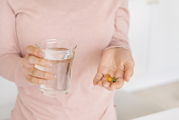 포토 JPG 우먼라이프 여자 실내 한명 들기 상반신 20대 성인 앞모습 건강관리 한국인 물컵 비타민제 영양제 싱글라이프 성인여자한명만 건강기능식품 국내포토 1 라이프스타일 뷰포인트 모션 건강 관리 사람 동양인 청년 내부 컵 약 비타민 여자한명만 성인여자만 파일형식