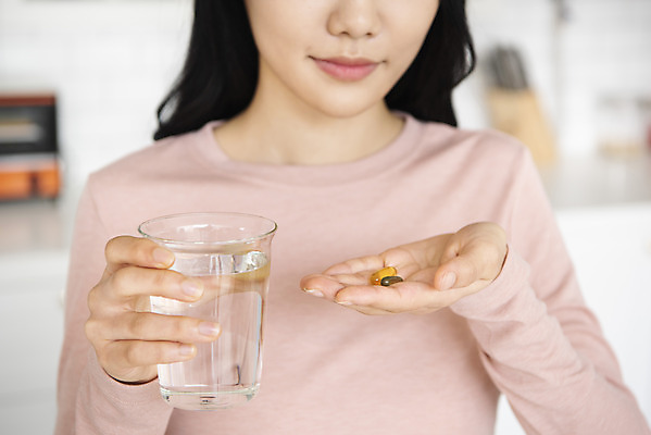 포토 JPG 우먼라이프 여자 실내 한명 들기 상반신 20대 성인 앞모습 아웃포커스 건강관리 한국인 물컵 비타민제 영양제 싱글라이프 성인여자한명만 건강기능식품 국내포토 1 라이프스타일 뷰포인트 모션 촬영기법 건강 관리 사람 동양인 청년 내부 컵 약 비타민 여자한명만 성인여자만 파일형식