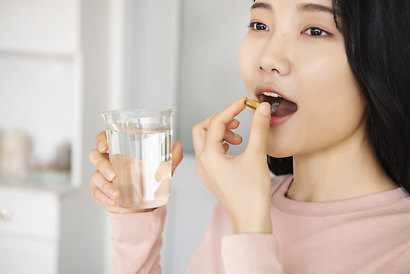 포토 JPG 우먼라이프 여자 실내 입벌림 한명 들기 상반신 20대 성인 옆모습 건강관리 한국인 먹기 물컵 비타민제 영양제 싱글라이프 성인여자한명만 건강기능식품 국내포토 1 라이프스타일 뷰포인트 모션 표정 건강 관리 사람 동양인 청년 내부 컵 약 비타민 여자한명만 성인여자만 파일형식