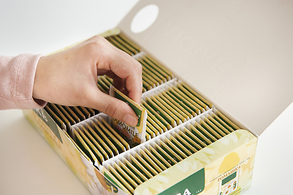 포토 JPG 우먼라이프 손 실내 들기 신체부위 상자 티백 꺼내기 싱글라이프 국내포토 라이프스타일 모션 사람 내부 차_음료 파일형식