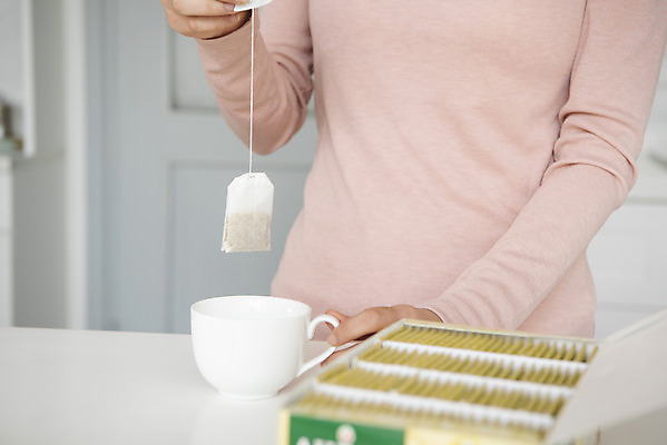 포토 1 라이프스타일 뷰포인트 컨셉 모션 잔 사람 동양인 청년 내부 차_음료 여자한명만 성인여자만 파일형식 찻잔 들기 앞모습 한국인 티백 우먼라이프 싱글라이프 여자 실내 한명 20대 JPG 성인여자한명만 성인 상반신 휴식 국내포토