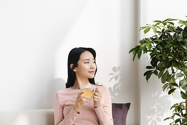 포토 JPG 우먼라이프 응시 여자 잎 휴식 실내 한명 미소 들기 앉기 상반신 20대 성인 앞모습 한국인 차 찻잔 힐링 싱글라이프 성인여자한명만 차분 국내포토 식물 1 라이프스타일 시선 음료 뷰포인트 컨셉 모션 잔 표정 사람 동양인 청년 내부 여자한명만 성인여자만 파일형식