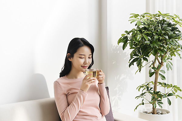 포토 JPG 우먼라이프 여자 화분 휴식 실내 한명 들기 앉기 상반신 20대 성인 옆모습 눈감음 한국인 차 찻잔 힐링 향기 싱글라이프 성인여자한명만 차분 국내포토 1 라이프스타일 음료 뷰포인트 컨셉 모션 잔 사람 동양인 청년 내부 냄새 여자한명만 성인여자만 파일형식