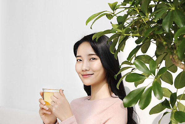 포토 JPG 우먼라이프 응시 여자 잎 휴식 실내 한명 미소 들기 상반신 20대 성인 옆모습 한국인 차 찻잔 힐링 싱글라이프 성인여자한명만 차분 국내포토 식물 1 라이프스타일 시선 음료 뷰포인트 컨셉 모션 잔 표정 사람 동양인 청년 내부 여자한명만 성인여자만 파일형식