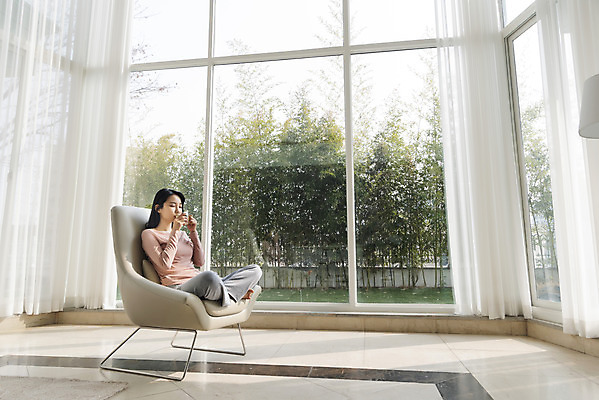 포토 JPG 주간 전신 우먼라이프 여자 의자 창문 휴식 실내 한명 앉기 20대 성인 옆모습 한국인 힐링 차마시기 싱글라이프 성인여자한명만 차분 국내포토 자연요소 1 라이프스타일 뷰포인트 가구 컨셉 모션 사람 동양인 청년 내부 마시기 여자한명만 성인여자만 파일형식
