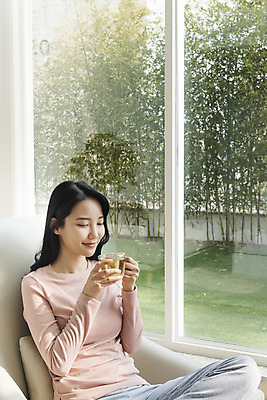 포토 JPG 주간 우먼라이프 여자 의자 창문 휴식 실내 한명 미소 들기 앉기 상반신 20대 성인 옆모습 눈감음 한국인 차 찻잔 힐링 향기 싱글라이프 성인여자한명만 차분 국내포토 자연요소 1 라이프스타일 음료 뷰포인트 가구 컨셉 모션 잔 표정 사람 동양인 청년 내부 냄새 여자한명만 성인여자만 파일형식
