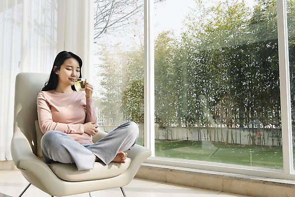 포토 JPG 주간 전신 우먼라이프 여자 의자 창문 휴식 실내 한명 들기 앉기 20대 성인 옆모습 한국인 차 힐링 차마시기 싱글라이프 성인여자한명만 차분 국내포토 자연요소 1 라이프스타일 음료 뷰포인트 가구 컨셉 모션 사람 동양인 청년 내부 마시기 여자한명만 성인여자만 파일형식