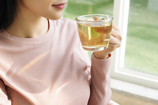 포토 JPG 주간 우먼라이프 여자 창문 휴식 실내 한명 들기 상반신 20대 성인 옆모습 한국인 차 찻잔 힐링 싱글라이프 성인여자한명만 차분 국내포토 자연요소 1 라이프스타일 음료 뷰포인트 컨셉 모션 잔 사람 동양인 청년 내부 여자한명만 성인여자만 파일형식