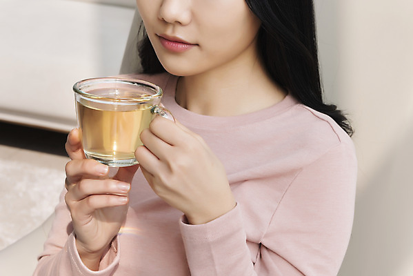 포토 JPG 우먼라이프 여자 휴식 실내 한명 들기 상반신 20대 성인 옆모습 한국인 차 찻잔 힐링 싱글라이프 성인여자한명만 차분 국내포토 1 라이프스타일 음료 뷰포인트 컨셉 모션 잔 사람 동양인 청년 내부 여자한명만 성인여자만 파일형식