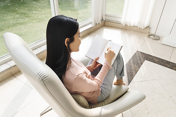 포토 JPG 주간 전신 우먼라이프 여자 의자 창문 실내 한명 들기 앉기 20대 성인 옆모습 펜 공책 한국인 기록 싱글라이프 성인여자한명만 국내포토 자연요소 1 라이프스타일 뷰포인트 가구 모션 문구용품 사람 동양인 청년 내부 필기구 여자한명만 성인여자만 파일형식