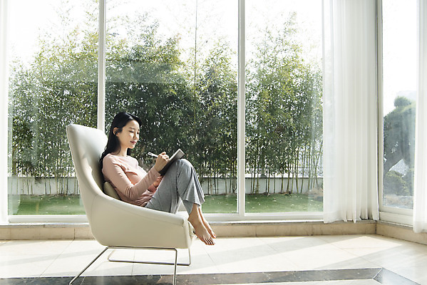 포토 JPG 주간 전신 우먼라이프 여자 의자 창문 휴식 실내 한명 들기 앉기 20대 성인 옆모습 공책 한국인 싱글라이프 성인여자한명만 차분 국내포토 자연요소 1 라이프스타일 뷰포인트 가구 컨셉 모션 문구용품 사람 동양인 청년 내부 여자한명만 성인여자만 파일형식