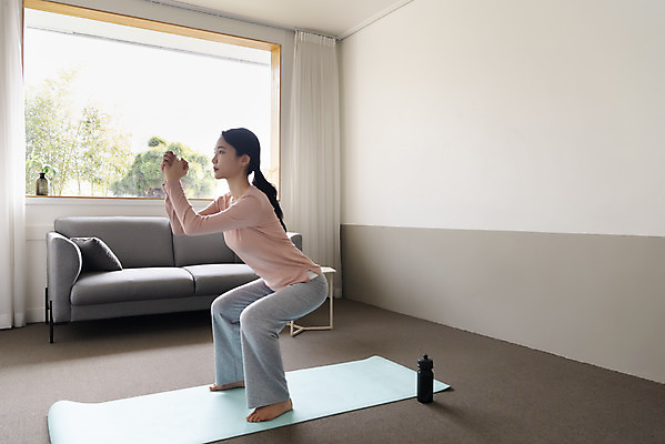 포토 JPG 전신 우먼라이프 여자 창문 실내 한명 20대 성인 옆모습 소파 건강관리 한국인 매트 싱글라이프 성인여자한명만 스쿼트 홈트레이닝 맨몸운동 국내포토 1 라이프스타일 뷰포인트 의자 건강 관리 사람 동양인 청년 내부 운동 여자한명만 성인여자만 파일형식 운동자세