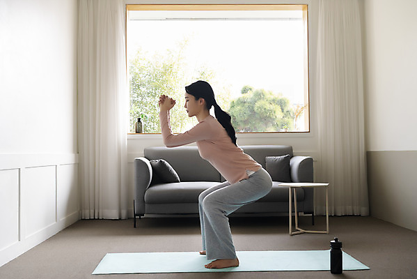 포토 JPG 전신 우먼라이프 여자 창문 실내 한명 20대 성인 옆모습 소파 건강관리 한국인 매트 싱글라이프 성인여자한명만 스쿼트 홈트레이닝 맨몸운동 국내포토 1 라이프스타일 뷰포인트 의자 건강 관리 사람 동양인 청년 내부 운동 여자한명만 성인여자만 파일형식 운동자세