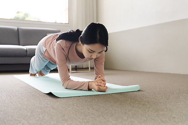 포토 JPG 전신 우먼라이프 여자 실내 한명 20대 성인 옆모습 건강관리 한국인 매트 싱글라이프 성인여자한명만 플랭크 홈트레이닝 맨몸운동 국내포토 1 라이프스타일 뷰포인트 건강 관리 사람 동양인 청년 내부 운동 여자한명만 성인여자만 파일형식