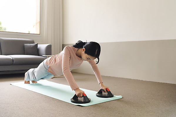 포토 JPG 전신 우먼라이프 여자 실내 한명 20대 성인 옆모습 소파 건강관리 한국인 매트 웨이트트레이닝 푸쉬업바 싱글라이프 성인여자한명만 홈트레이닝 국내포토 1 라이프스타일 뷰포인트 의자 건강 관리 사람 동양인 청년 내부 운동 운동기구 여자한명만 성인여자만 파일형식