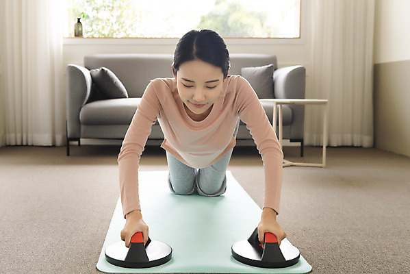 포토 JPG 전신 우먼라이프 여자 실내 한명 미소 20대 성인 옆모습 소파 건강관리 한국인 매트 무릎꿇기 웨이트트레이닝 푸쉬업바 싱글라이프 성인여자한명만 홈트레이닝 국내포토 1 라이프스타일 뷰포인트 의자 모션 표정 건강 관리 사람 동양인 청년 내부 운동 운동기구 여자한명만 성인여자만 파일형식