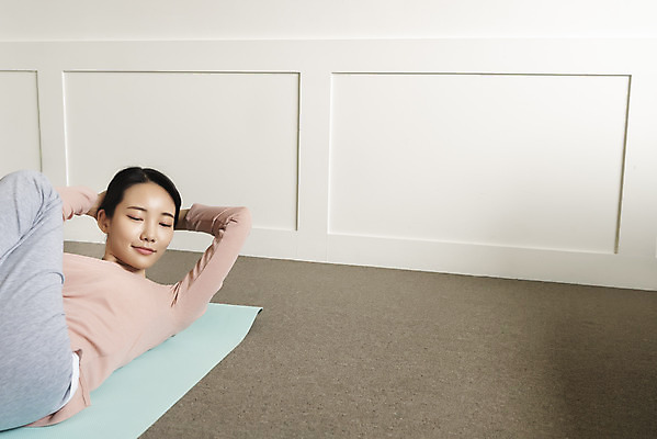 포토 JPG 우먼라이프 여자 요가 실내 한명 미소 상반신 20대 성인 옆모습 건강관리 스트레칭 한국인 매트 싱글라이프 성인여자한명만 홈트레이닝 국내포토 1 라이프스타일 웰빙 뷰포인트 표정 건강 관리 사람 동양인 청년 내부 운동 여자한명만 성인여자만 파일형식