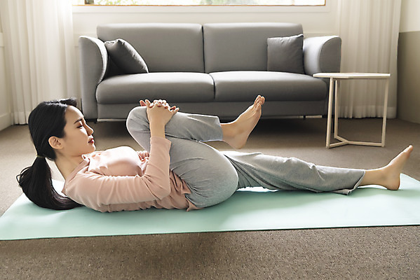 포토 JPG 전신 우먼라이프 여자 요가 실내 한명 20대 성인 옆모습 소파 눕기 건강관리 스트레칭 한국인 매트 다리들기 싱글라이프 성인여자한명만 홈트레이닝 국내포토 1 라이프스타일 웰빙 뷰포인트 의자 모션 건강 관리 사람 동양인 청년 내부 운동 여자한명만 성인여자만 파일형식