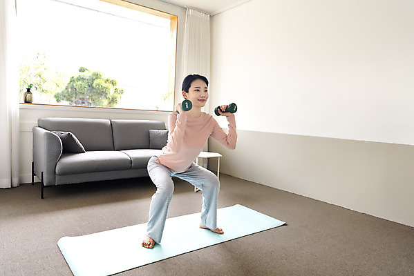 포토 JPG 전신 우먼라이프 여자 창문 실내 한명 들기 20대 성인 옆모습 소파 건강관리 아령 한국인 매트 싱글라이프 성인여자한명만 스쿼트 홈트레이닝 맨몸운동 국내포토 1 라이프스타일 뷰포인트 의자 모션 건강 관리 사람 동양인 청년 내부 운동 여자한명만 성인여자만 파일형식 운동자세