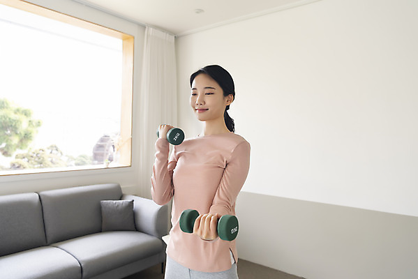 포토 JPG 우먼라이프 여자 창문 실내 한명 미소 들기 상반신 20대 성인 옆모습 소파 건강관리 아령 한국인 웨이트트레이닝 싱글라이프 성인여자한명만 홈트레이닝 국내포토 1 라이프스타일 뷰포인트 의자 모션 표정 건강 관리 사람 동양인 청년 내부 운동 여자한명만 성인여자만 파일형식