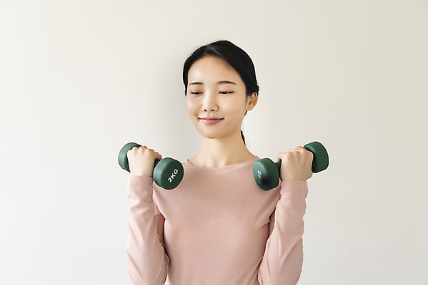 포토 JPG 우먼라이프 여자 실내 한명 미소 들기 상반신 20대 성인 앞모습 건강관리 아령 한국인 웨이트트레이닝 싱글라이프 성인여자한명만 홈트레이닝 국내포토 1 라이프스타일 뷰포인트 모션 표정 건강 관리 사람 동양인 청년 내부 운동 여자한명만 성인여자만 파일형식